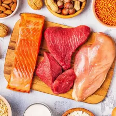 En variation av proteinrika livsmedel som lax, nötkött, kyckling, ägg, ost, nötter, bönor och havregryn för att få i sig mer protein.