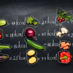 Grönsaker med kalorier: zucchini 17 kcal, broccoli 25 kcal, paprika 27 kcal.