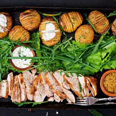 En härlig proteinrätt med ugnsbakad kyckling, Hasselbackspotatis och fräsch sallad. Ett perfekt protein recept för en hälsosam måltid.