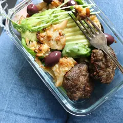 En kall matlåda med köttbullar, blomkål, avokado och oliver. Perfekt för en snabb lunch.