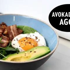 En härlig keto diet frukost med avokado, ägg, bacon och grönt. Perfekt start på dagen!