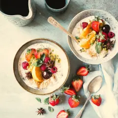 Två skålar gröt med frukt och bär. En fråga som dyker upp är hur mycket protein kan kroppen ta upp från en sådan måltid.