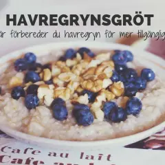 Havregrynsgröt med blåbär och valnötter. En näringsrik frukost som ger bra kolhydrater från havregryn.