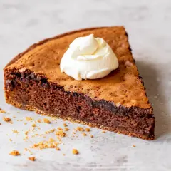 En bit chokladkaka med en klick grädde. Perfekt för dig som vill baka med proteinpulver och njuta av något gott.