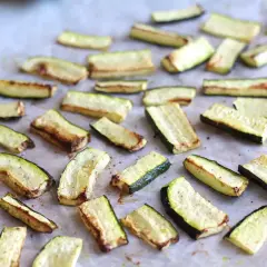 Ugnsrostade zucchinis, perfekta för en lätt måltid med låga zucchini kcal. De är gyllene och lätt karamelliserade.