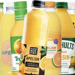 En samling flaskor och kartonger med apelsinjuice. Många av dem framhäver att apelsinjuice nyttigt och pressad.