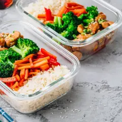 Två matlådor med ris, kyckling, broccoli och paprika. Perfekt för ett proteinrikt matlåda recept.