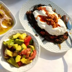 En härlig medelhavskost frukost med avokadosallad, en rätt med yoghurt och grönsaker samt en sallad med lök och kapris.