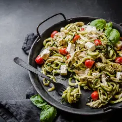 Zucchinipasta med kyckling, fetaost och körsbärstomater. Ett perfekt keto recept för en snabb och god middag.