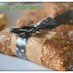 Äppelpaj proteinbars, ett enkelt recept för hemmagjorda bars med smak av äppelpaj. Perfekt som mellanmål!