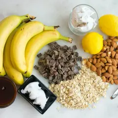 Bananer, chokladbitar, havregryn, mandlar, citroner, kokosolja och honung. En härlig mix för att baka något nyttigt!