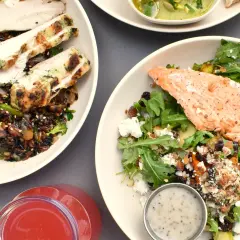 Två proteinrika måltider: grillad kyckling med vildris och grönsaker, samt lax med sallad. Perfekt för att nå 100g protein.