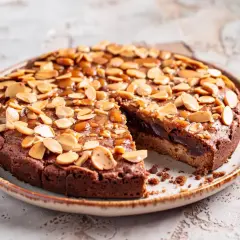 En saftig och chokladig nyttig kladdkaka toppad med mandel och karamell.