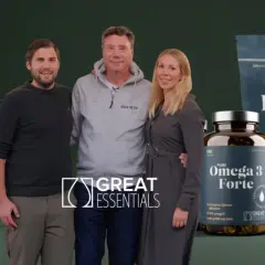 Två män och en kvinna, kanske runt 50 år, står bredvid kosttillskott från Great Essentials.