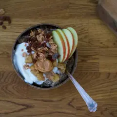 En skål med chiapudding och kvarg, toppad med granola, äpple och jordnötssmör. En perfekt frukost!