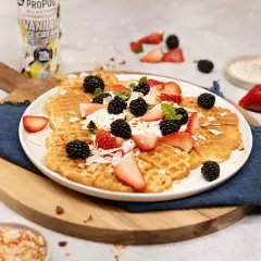 Ljuvliga protein våfflor toppade med färska bär, grädde och kokosflingor. En perfekt start på dagen!