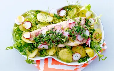 En vacker och nyttig middag med ugnsbakad fisk, färskpotatis, rädisor och krispig sallad.