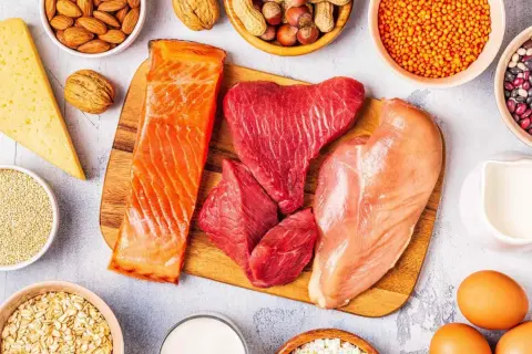 En variation av proteinrika livsmedel som lax, nötkött, kyckling, ägg, ost, nötter, bönor och havregryn för att få i sig mer protein.