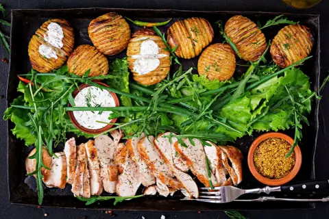 En härlig proteinrätt med ugnsbakad kyckling, Hasselbackspotatis och fräsch sallad. Ett perfekt protein recept för en hälsosam måltid.
