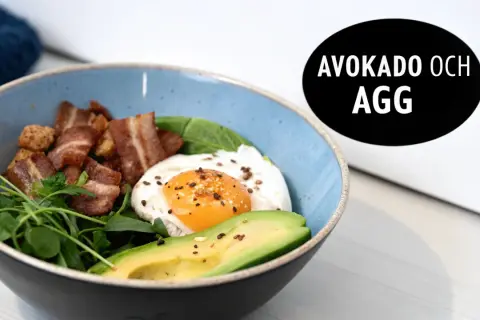 En härlig keto diet frukost med avokado, ägg, bacon och grönt. Perfekt start på dagen!