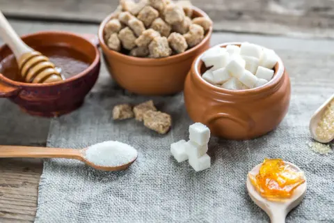 Sockerbitar, honung och sylt. För diabetiker kan sukralos vara ett alternativ till socker.