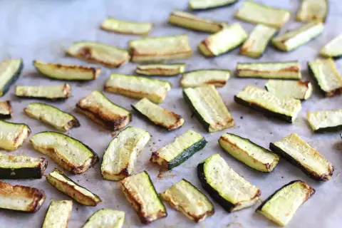Ugnsrostade zucchinis, perfekta för en lätt måltid med låga zucchini kcal. De är gyllene och lätt karamelliserade.