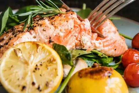 En saftig bit lax i ugnen, perfekt tillagad med citron, rosmarin och körsbärstomater.