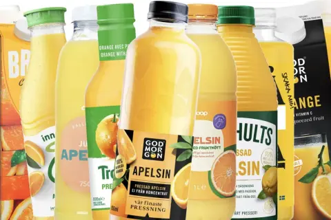 En samling flaskor och kartonger med apelsinjuice. Många av dem framhäver att apelsinjuice nyttigt och pressad.
