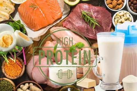 En mängd proteinrika livsmedel som lax, kött, kyckling, ägg, nötter, linser och proteinpulver.