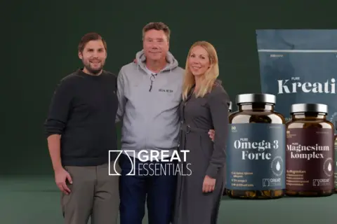 Två män och en kvinna, kanske runt 50 år, står bredvid kosttillskott från Great Essentials.