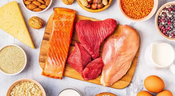 En variation av proteinrika livsmedel som lax, nötkött, kyckling, ägg, ost, nötter, bönor och havregryn för att få i sig mer protein.