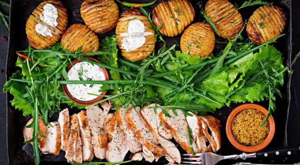 En härlig proteinrätt med ugnsbakad kyckling, Hasselbackspotatis och fräsch sallad. Ett perfekt protein recept för en hälsosam måltid.
