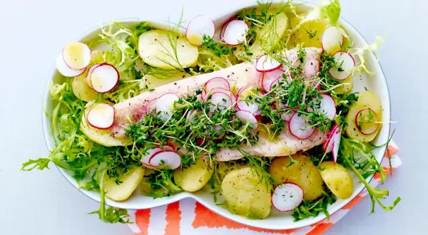 En vacker och nyttig middag med ugnsbakad fisk, färskpotatis, rädisor och krispig sallad.