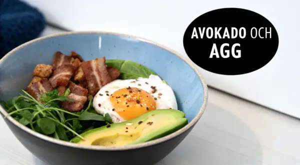 En härlig keto diet frukost med avokado, ägg, bacon och grönt. Perfekt start på dagen!