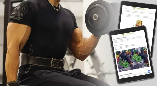 Man med väldefinierade biceps utför en hantelcurl. En surfplatta visar instruktioner för bicepsövningar, inklusive "cable biceps curl".