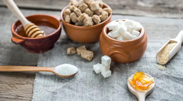 Sockerbitar, honung och sylt. För diabetiker kan sukralos vara ett alternativ till socker.