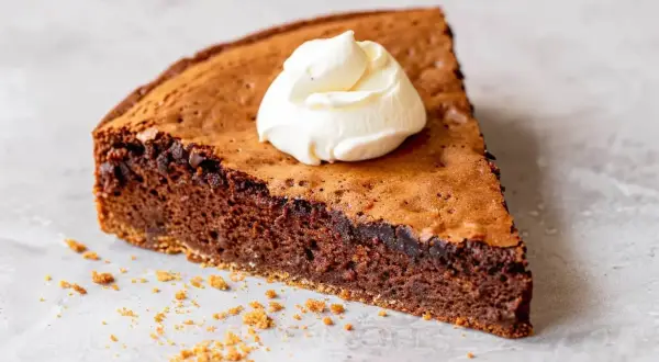 En bit chokladkaka med en klick grädde. Perfekt för dig som vill baka med proteinpulver och njuta av något gott.