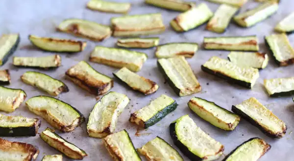 Ugnsrostade zucchinis, perfekta för en lätt måltid med låga zucchini kcal. De är gyllene och lätt karamelliserade.