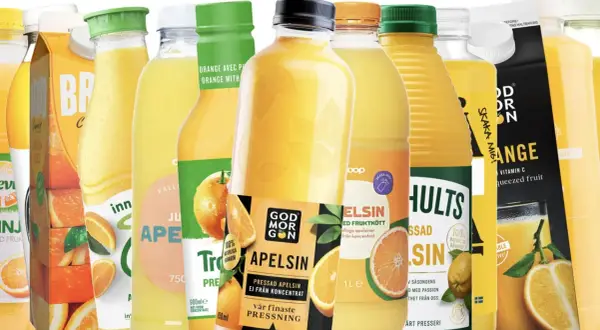 En samling flaskor och kartonger med apelsinjuice. Många av dem framhäver att apelsinjuice nyttigt och pressad.