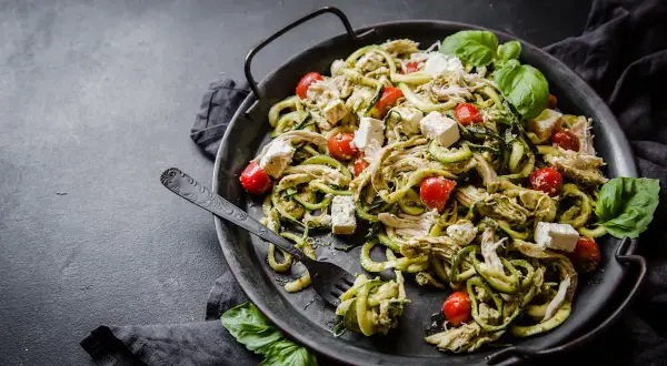 Zucchinipasta med kyckling, fetaost och körsbärstomater. Ett perfekt keto recept för en snabb och god middag.