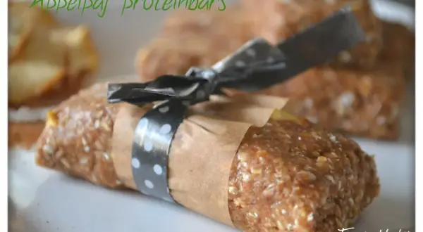 Äppelpaj proteinbars, ett enkelt recept för hemmagjorda bars med smak av äppelpaj. Perfekt som mellanmål!