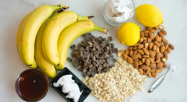 Bananer, chokladbitar, havregryn, mandlar, citroner, kokosolja och honung. En härlig mix för att baka något nyttigt!