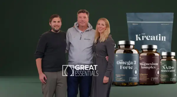 Två män och en kvinna, kanske runt 50 år, står bredvid kosttillskott från Great Essentials.