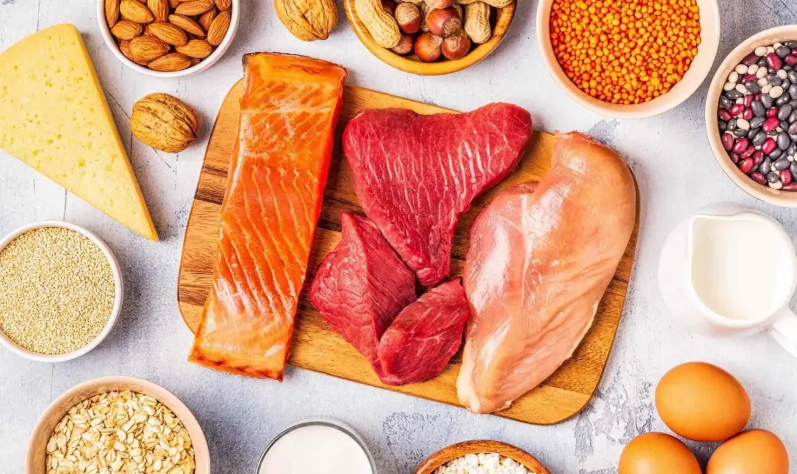 En variation av proteinrika livsmedel som lax, nötkött, kyckling, ägg, ost, nötter, bönor och havregryn för att få i sig mer protein.