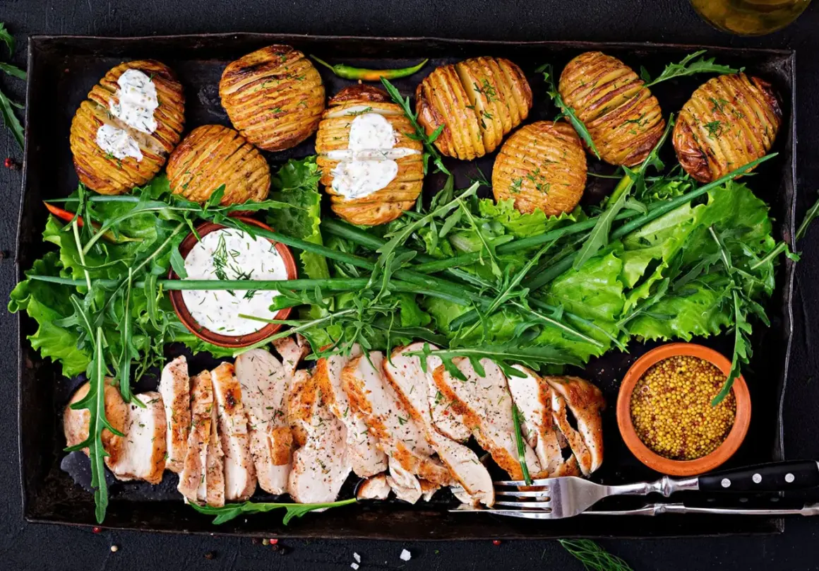 En härlig proteinrätt med ugnsbakad kyckling, Hasselbackspotatis och fräsch sallad. Ett perfekt protein recept för en hälsosam måltid.