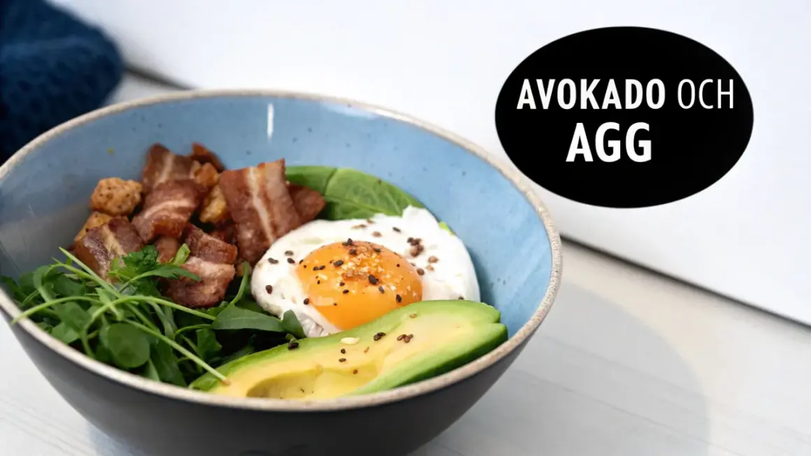 En härlig keto diet frukost med avokado, ägg, bacon och grönt. Perfekt start på dagen!
