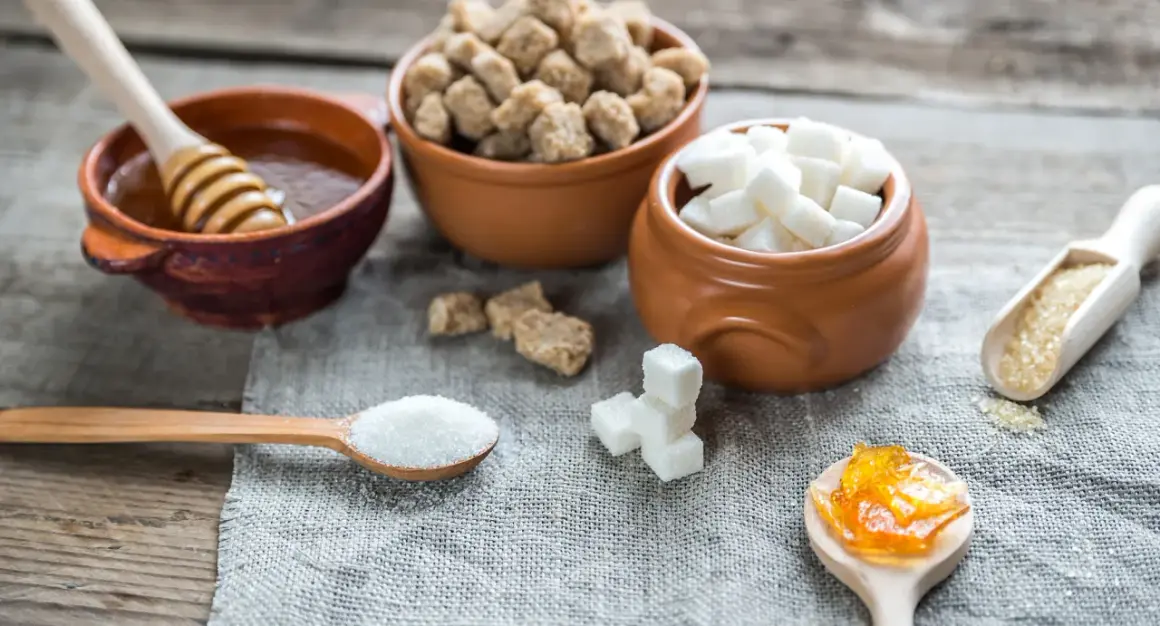 Sockerbitar, honung och sylt. För diabetiker kan sukralos vara ett alternativ till socker.