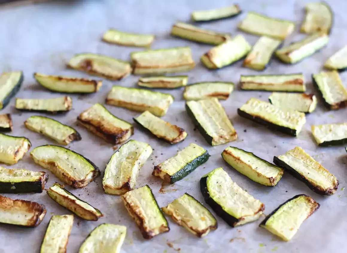 Ugnsrostade zucchinis, perfekta för en lätt måltid med låga zucchini kcal. De är gyllene och lätt karamelliserade.
