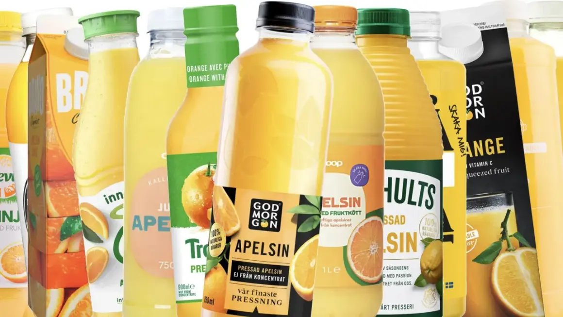 En samling flaskor och kartonger med apelsinjuice. Många av dem framhäver att apelsinjuice nyttigt och pressad.