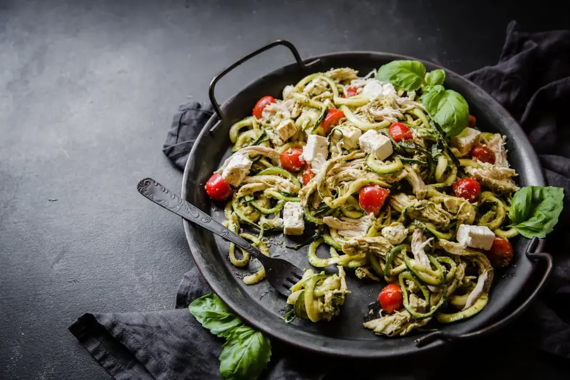 Zucchinipasta med kyckling, fetaost och körsbärstomater. Ett perfekt keto recept för en snabb och god middag.